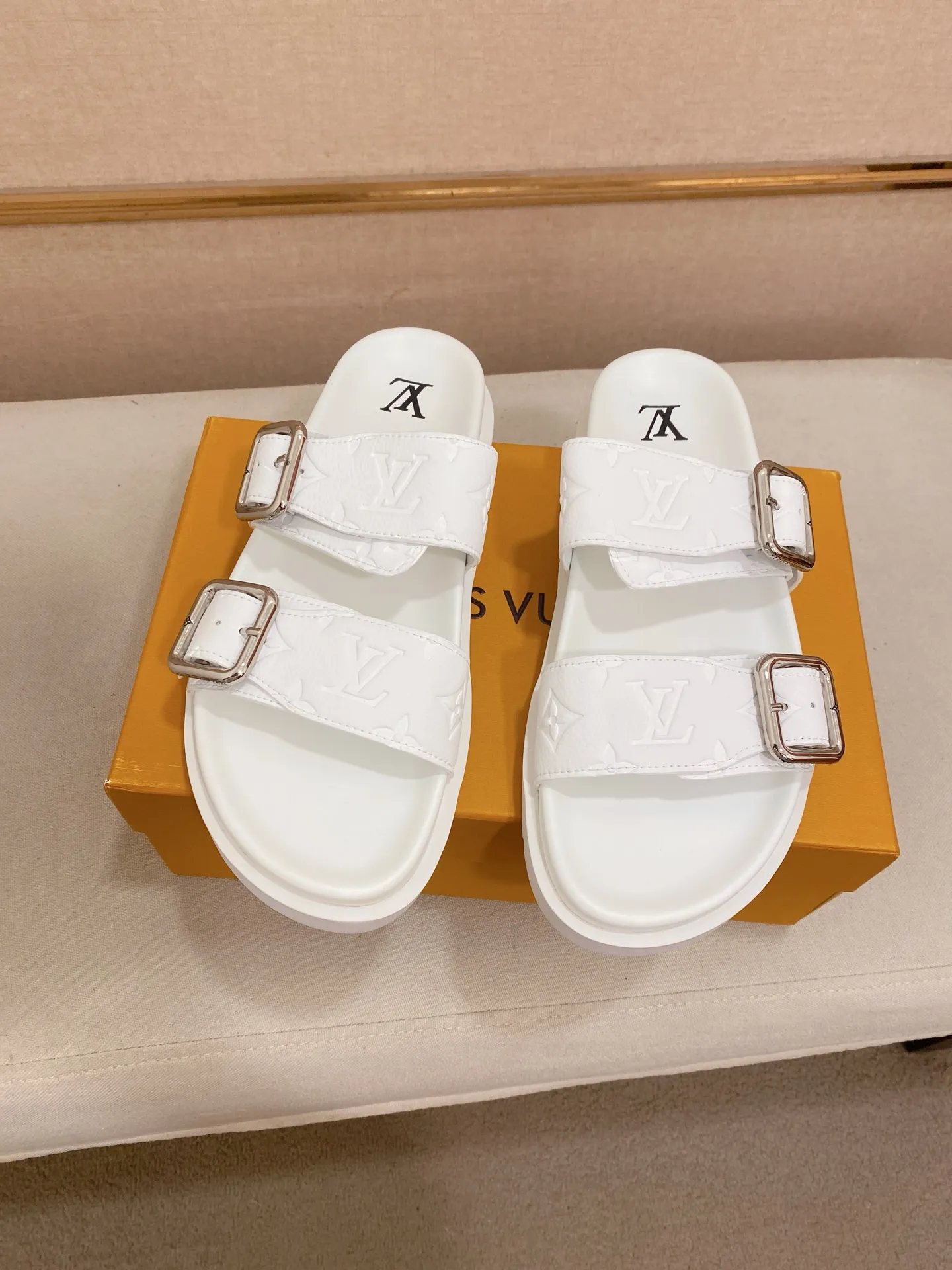 Factory price: 340💰Made by LV🔍Top purchasing agent, synchronized with men's spring and summer slippers counters. The uppers are made of cowhide imported from Italy, with logo graphics and high-quality craftsmanship. Soles: original soles specially provided by the original factory. Exclusive molded soles are super comfortable. Original factory follow-up orders. High quality. You can enter and exit the counter at will. Welcome to compare. Code number is 38-44.